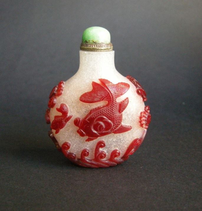 Red overlay glass snuff bottle carved of fish and marine animals - Rare mark under the base | MasterArt
